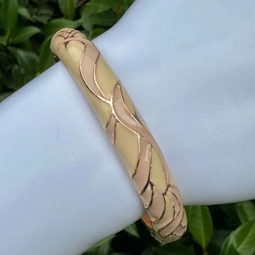 Cream enamel and gold tone hinged  bangle bracelet